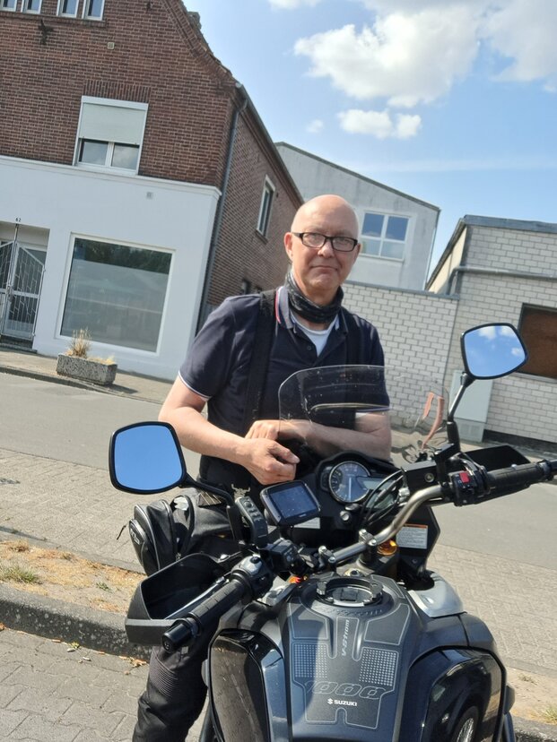 Motorradfahrerin mit GPS am Lenker