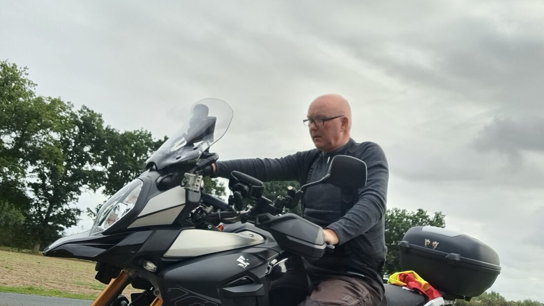 Porträt eines Tourenfahrers in den Bergen