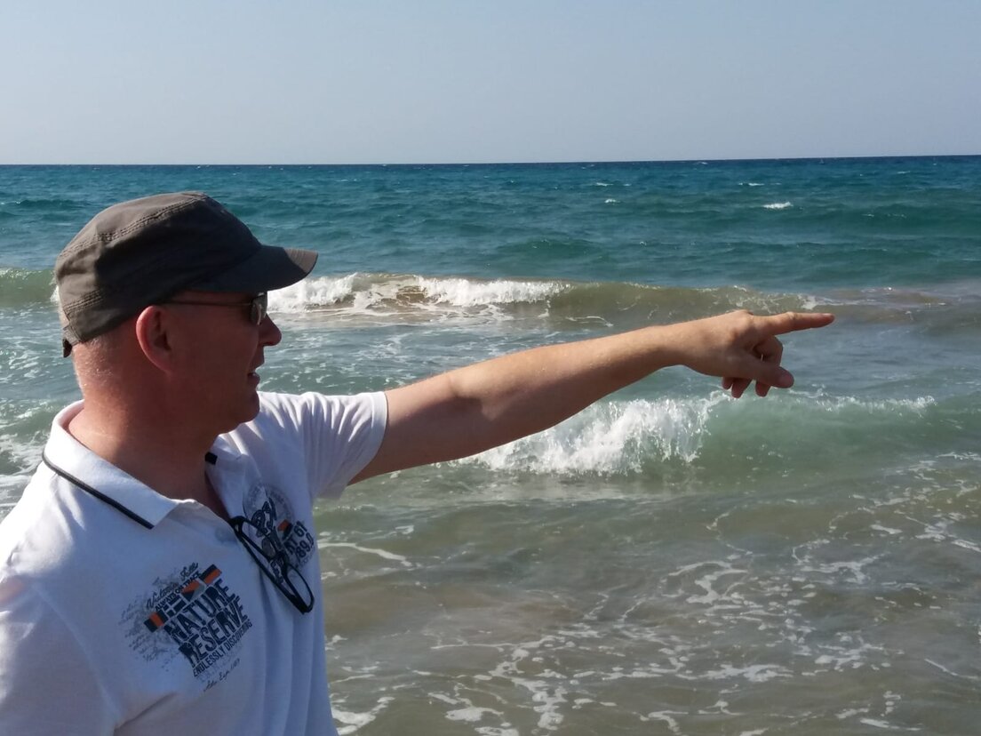 Biker repariert Motorrad am Straßenrand