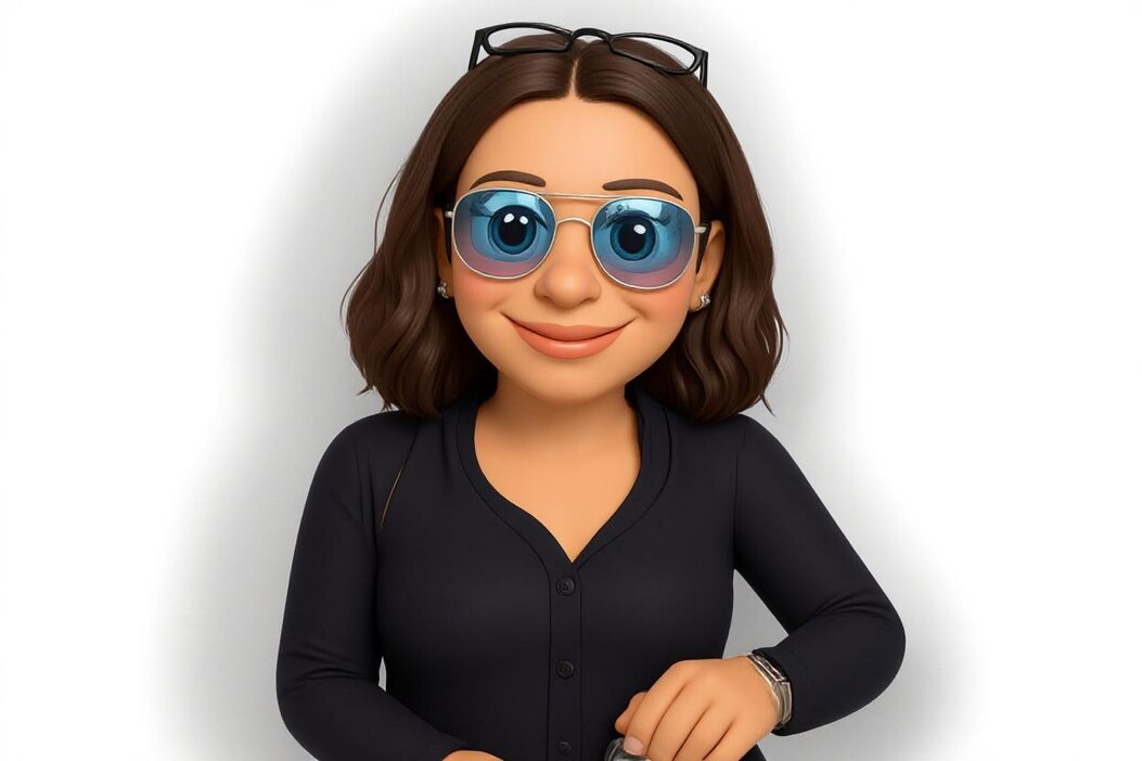 Motorradfahrerin auf Landstraße im Schwarzwald