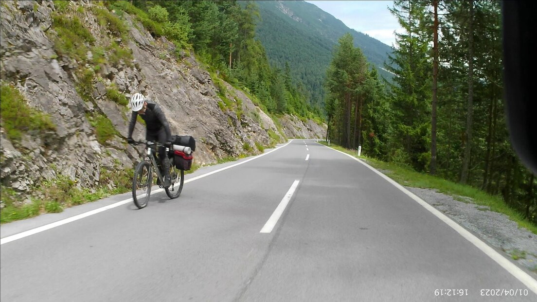 Kamera und Helm auf einem Tisch