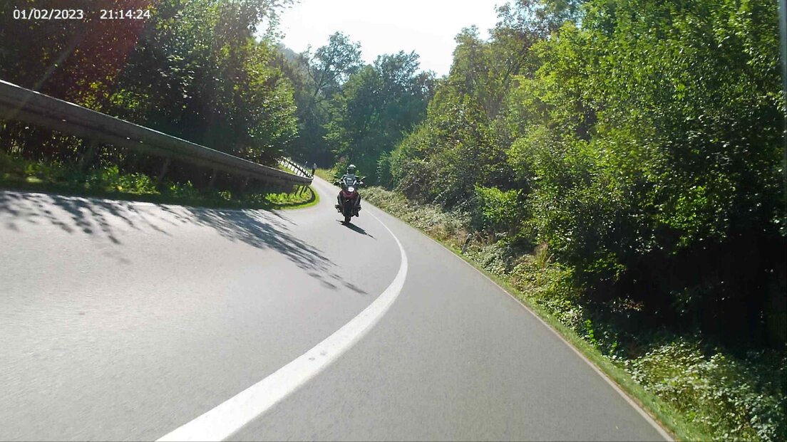 Kalender und Straße im Hintergrund